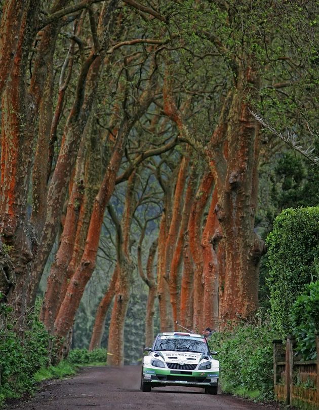 Jan Kopecký se Škodou Fabia S2000 na trati Rallye Azory 2013.