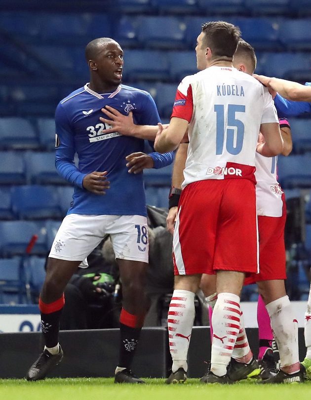 Glen Kamara Z Rangers (vlevo) ve slovní přestřelce s Ondřejem Kúdelou z týmu Slavie.