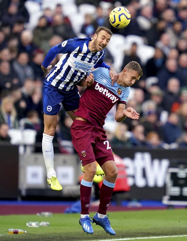 Tomáš Souček (vpravo) při své premiéře za West Ham ve vzdušném souboji s Glennem Murraym z Brightonu.
