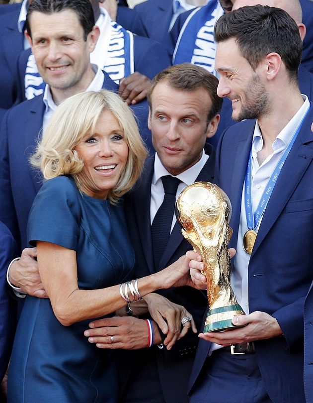 Zlatý pohár pro mistry světa se očividně zamlouval i první dámě Brigitte Macronové. Uprostřed francouzský prezident Emmanuel Macron, vpravo brankář a kapitán týmu Hugo Lloris.