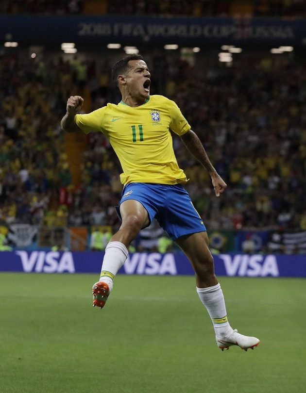 Brazilec Philippe Coutinho a jeho oslava lahůdkového gólu do sítě Švýcarska.