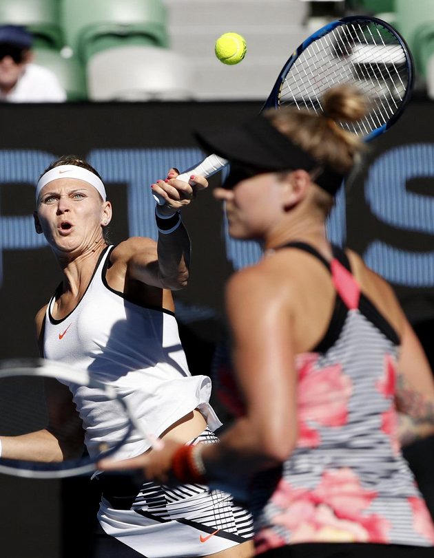 Soustředěný výraz Lucie Šafářové (vlevo) při finále ženské čtyřhry na Australian Open.