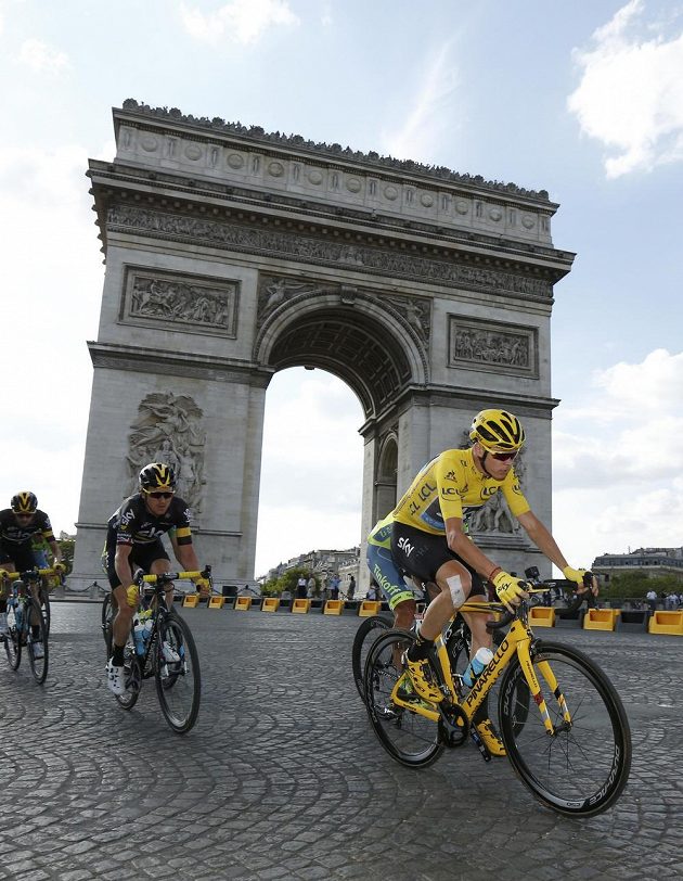 Šampión Tour de France Chris Froome s kolegy z týmu Sky u Vítězného oblouku v Paříži v poslední etapě závodu.