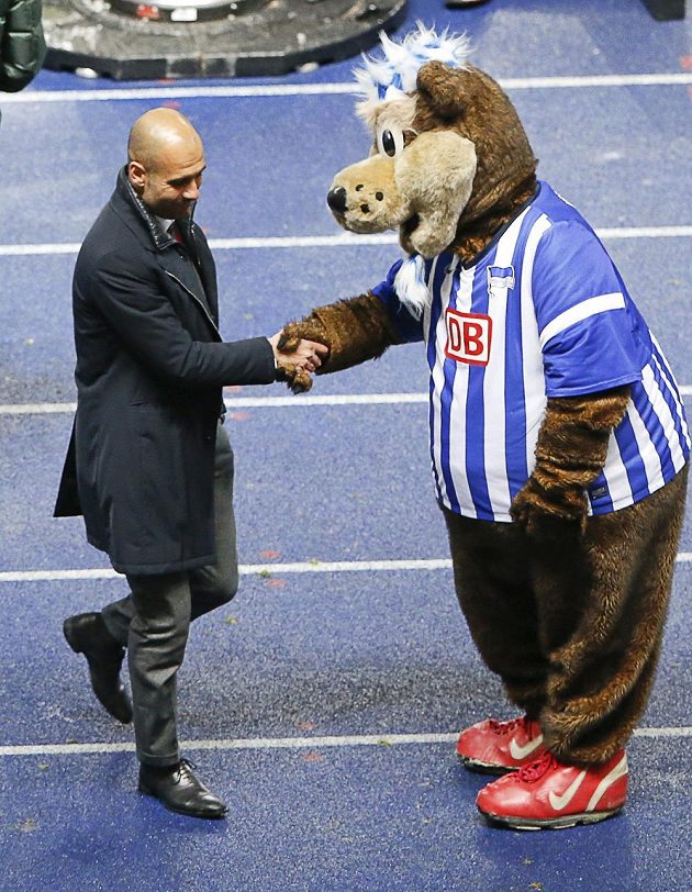 Trenérovi Bayernu Pepu Guardiolovi blahopřál i maskot berlínských fotbalistů.