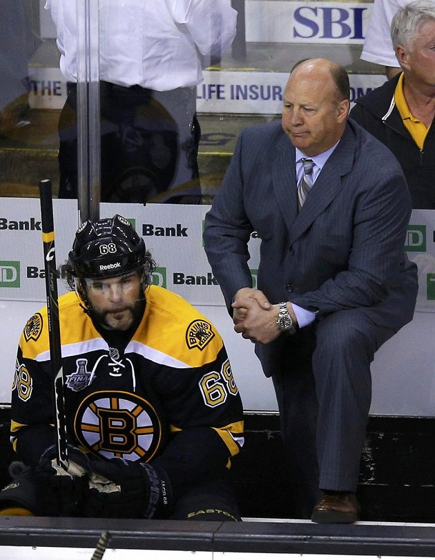 Jaromír Jágr a kouč Claude Julien na střídačce Bostonu během třetího finálového duelu.