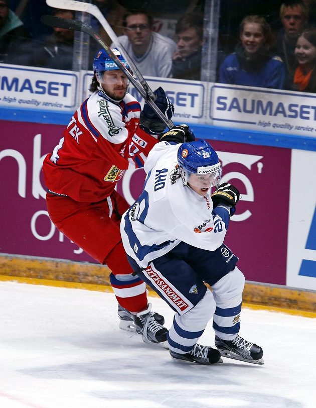 Český obránce Tomáš Kundrátek (vlevo) a Sebastian Aho z Finska v zápase Euro Hockey Tour.