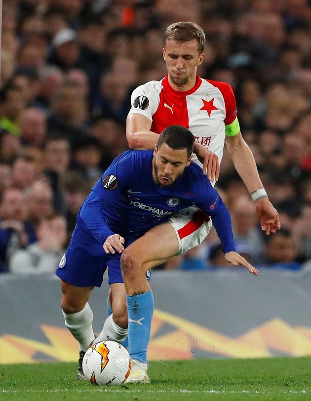 Hvězda Chelsea Eden Hazard padá po souboji se slávistou Tomášem Součkem v utkání Evropské ligy.