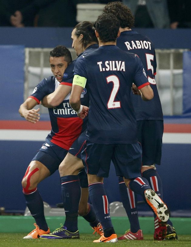 Marquinhos (zcela vlevo) z Paris St. Germain oslavuje se spoluhráči vyrovnávací gól proti Leverkusenu.