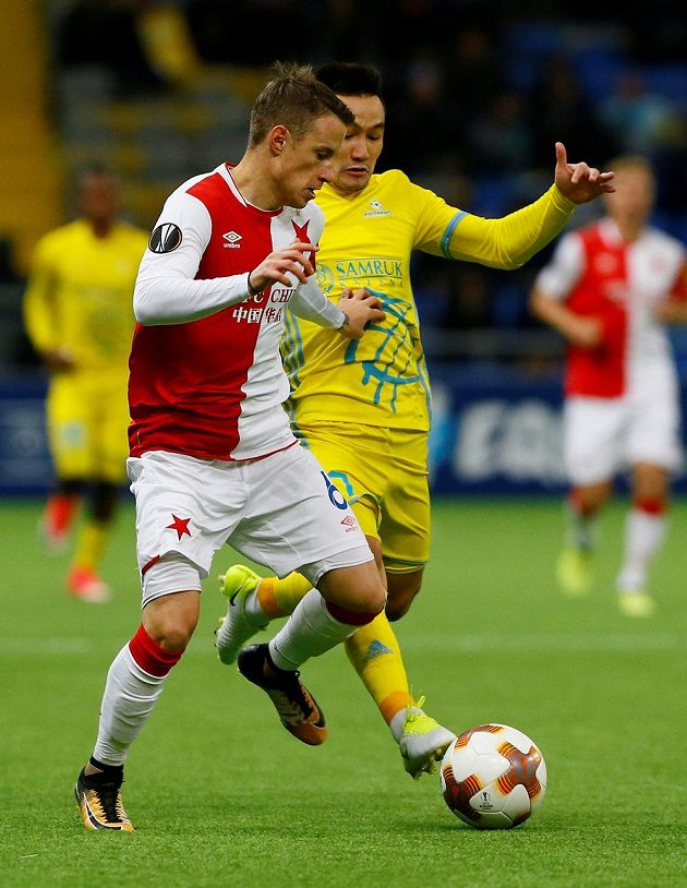 Fotbalista Slavie Jan Sýkora v souboji o míč se Serikžanem Mužikovem z Astany v utkání Evropské ligy.