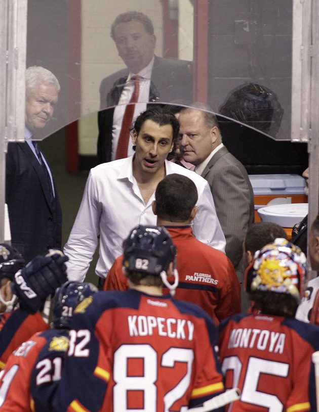 Roberto Luongo (uprostřed) už v civilu rozmlouvá s jedním z koučů Floridy Davem Zenobim (zády), přihlíží i hlavní trenér Gerard Gallant (vpravo). Zraněný Luongo se nakonec vrátil do brány.