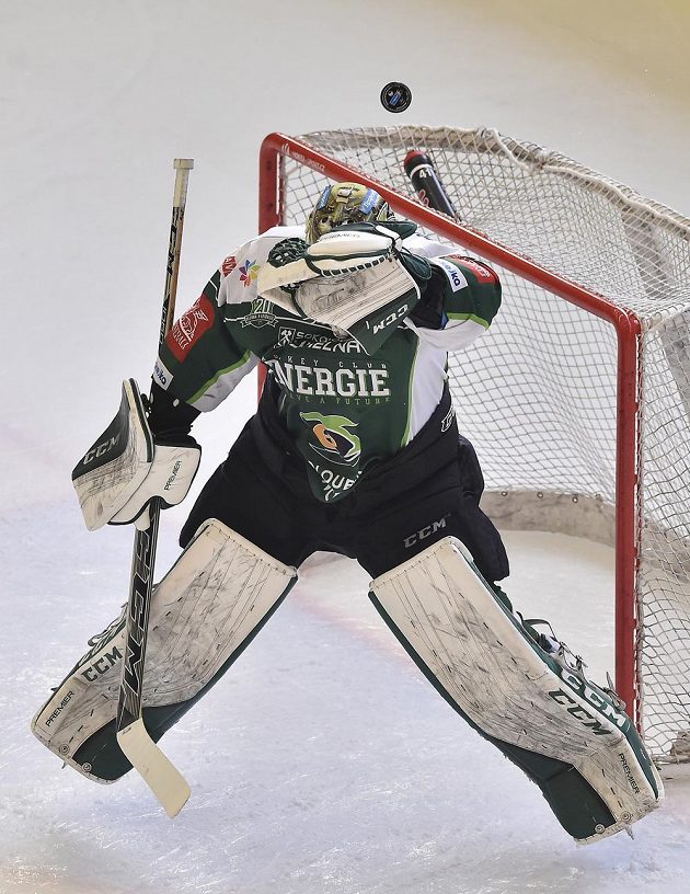 Brankář Karlových Varů David Honzík v akci během utkání 11. kola baráže o hokejovou extraligu na ledě HC Dukla Jihlava.