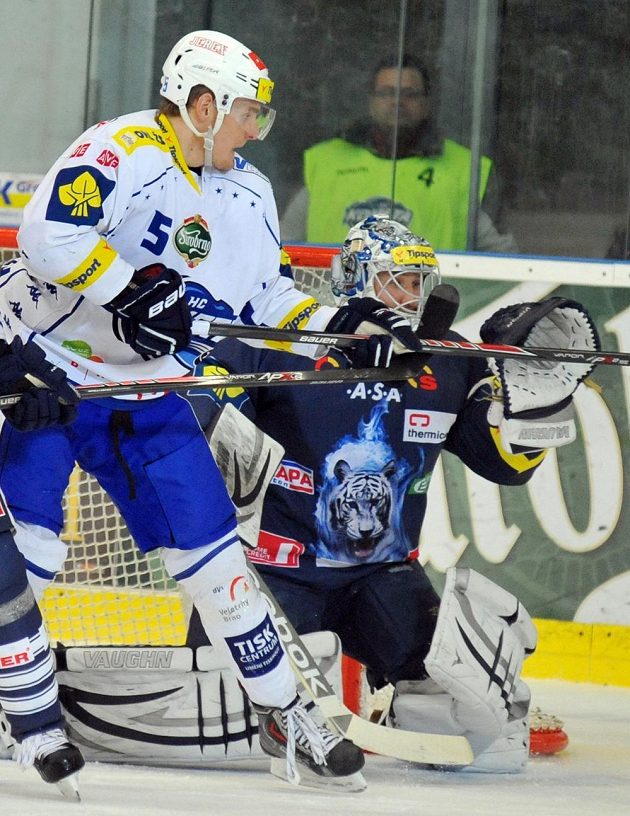 Tomáš Vondráček z Komety Brno před libereckým brankářem Jánem Lašákem v utkání 40. kola Tipsport extraligy.