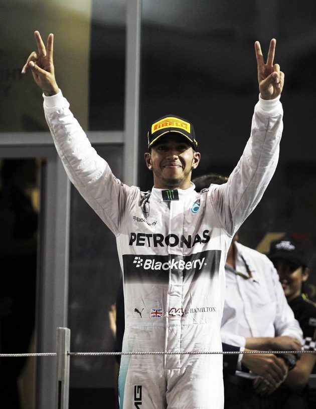 Brit Lewis Hamilton, nový mistr světa v závodech F1, po triumfu v závěrečném podniku na okruhu Yas Marina v Abú Zabí.