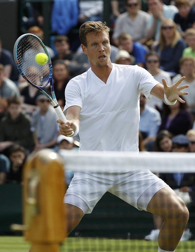 Tomáš Berdych v akci během 2. kola Wimbledonu proti Němci Benjaminu Beckerovi.