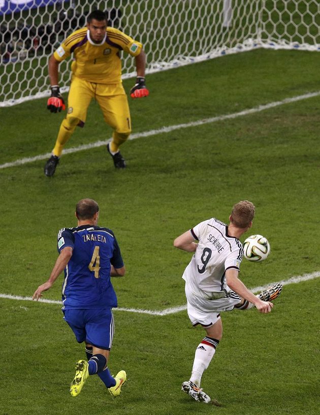 Německý útočník Andre Schürrle (dole vpravo) střílí v prodloužení na argentinskou bránu, gólmana Sergia Romeru ale nepřekonal.