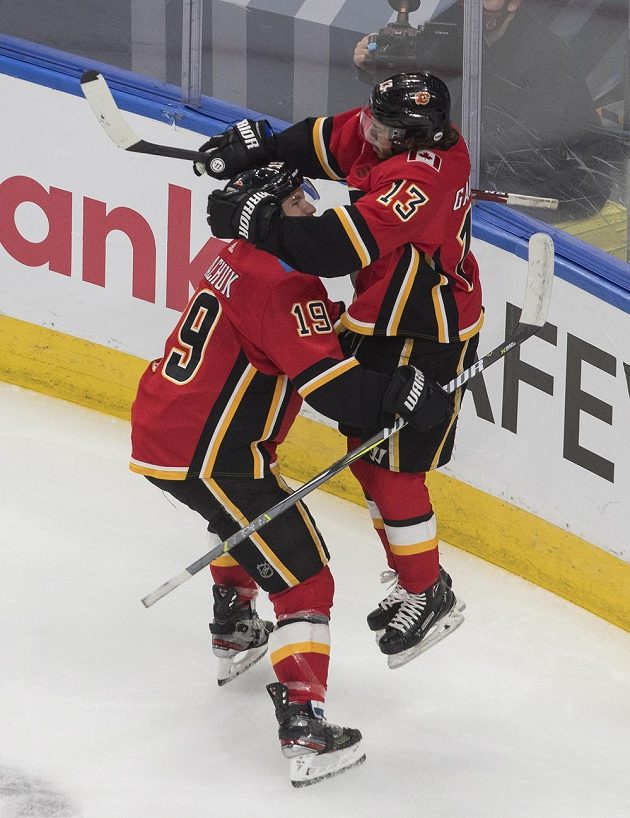 Hokejista Matthew Tkachuk (19) slaví se spoluhráčem Johnnym Gaudreauem (13) gól Calgary v utkání s týmem Winnipeg Jets.