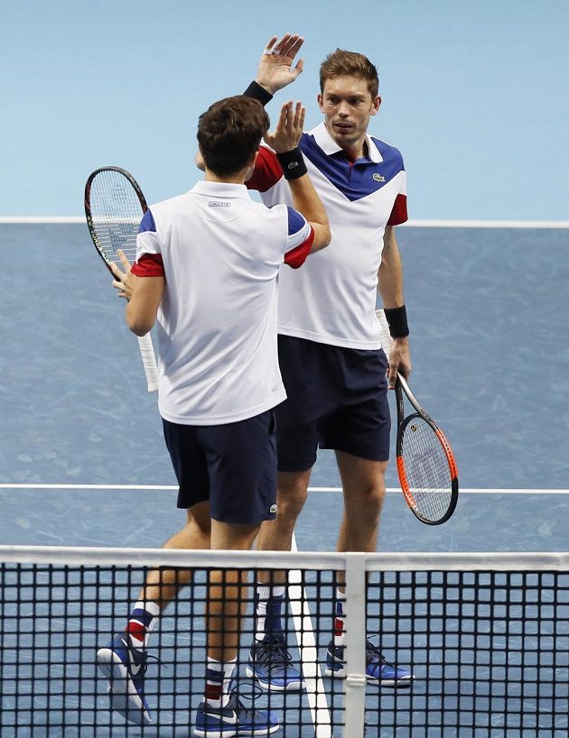 Pierre-Hugues Herbert (vlevo) a Nicolas Mahut z Francie po londýnském utkání s Jeanem-Julienem Rojerem z Nizozemska a Horiou Tecauem z Rumunska.