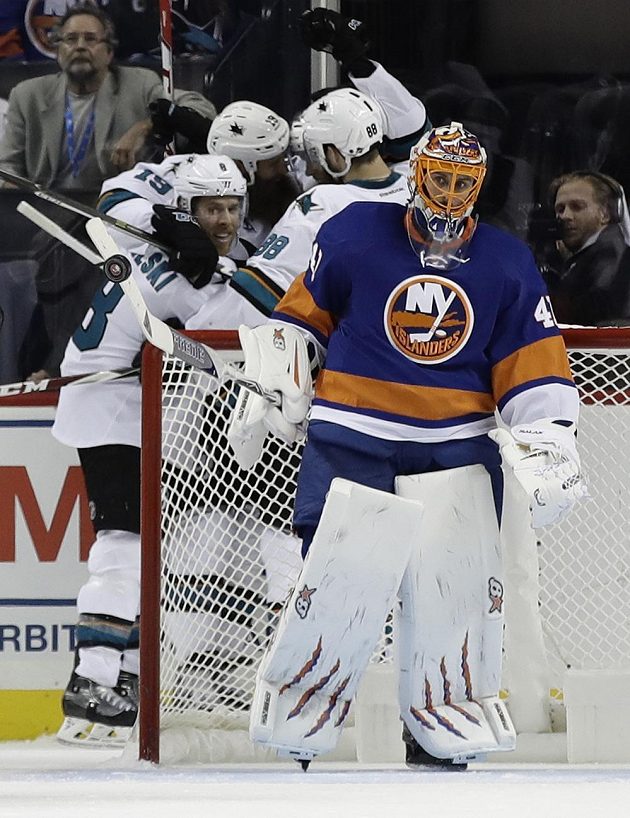 Žraloci ze San Jose oslavují trefu Tomáše Hertla, v popředí slovenský brankář New York Islanders Jaroslav Halák.