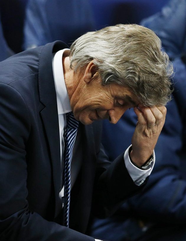 Trenér Manchesteru City Manuel Pellegrini během úvodního osmifinálového duelu Ligy mistrů s Barcelonou.
