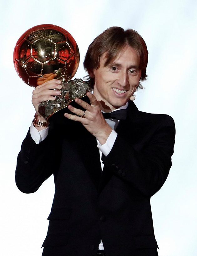 Chorvatský fotbalista Luka Modrič se Zlatým míčem. Hvězda Realu Madrid porazila Portugalce Ronalda i Argentince Messiho.