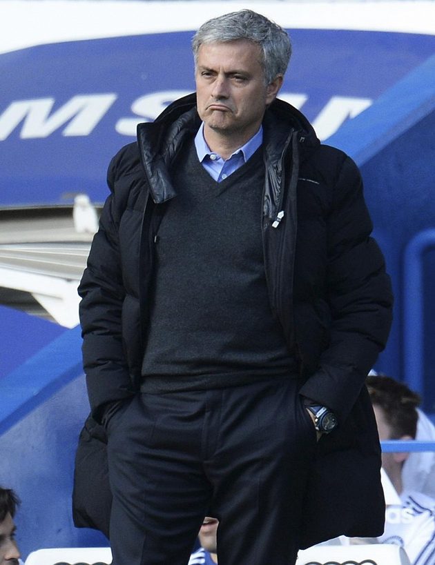 Nespokojený manažer londýnské Chelsea José Mourinho při duelu proti Sunderlandu.