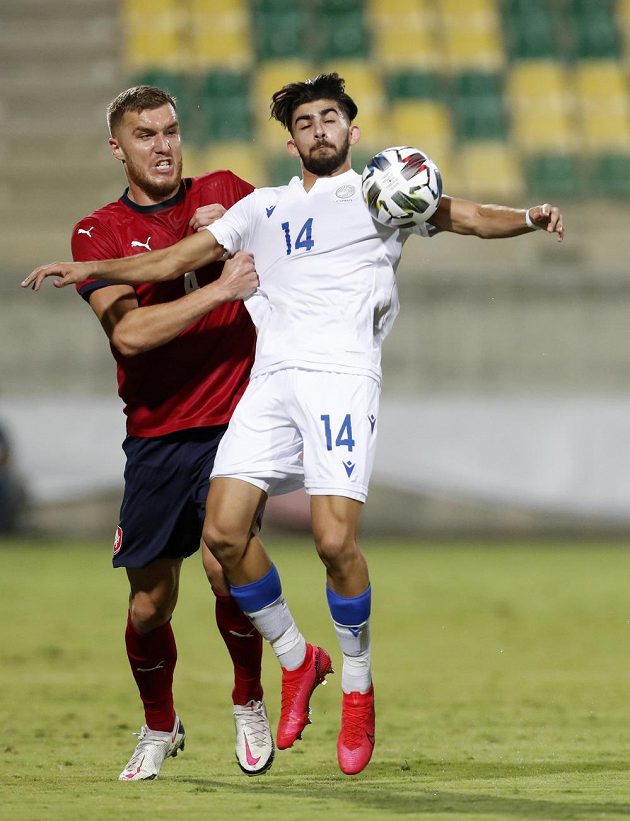 Reprezentační nováček Tomáš Petrášek (vlevo) v souboji s Kypřanem Andronikosem Kakoullisem.