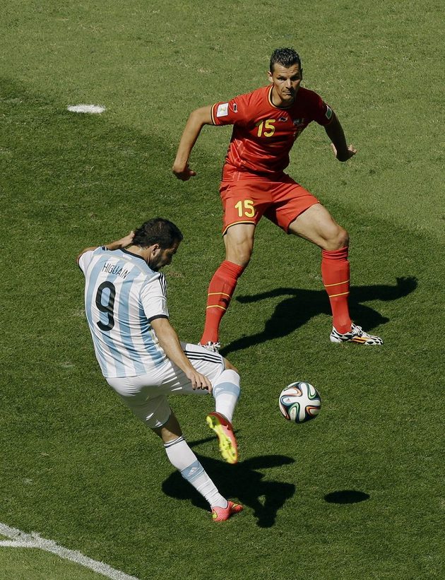 Argentinec Gonzalo Higuaín (vlevo) napřáhl a bylo z toho vedení jihoamerického celku ve čtvrtfinále s Belgičany. Daniel van Buyten střele zabránit nestačil.