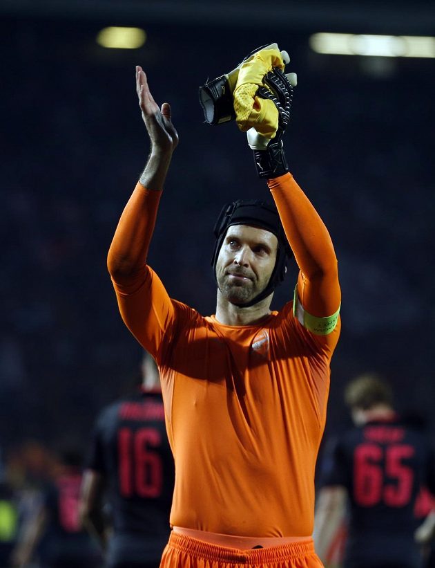 Brankář Petr Čech děkuje fanouškům Arsenalu za podporu po utkání v Bělehradě.