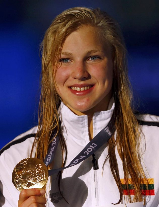 Ruta Meilutyteová z Litvy pózuje ze zlatem, které získala v závodě na 100 metrů prsa.