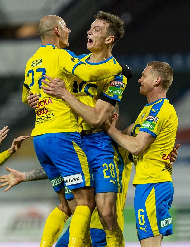 Zleva Jakub Řezníček, Jan Knapík a Petr Kodeš z Teplic se radují z gólu proti Zlínu.