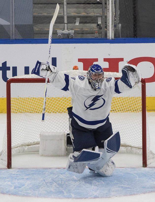 Hurá, jdeme do finále! Radost brankáře Tampy Andreje Vasilevského po výhře Bolts v sérii s New York Islanders.