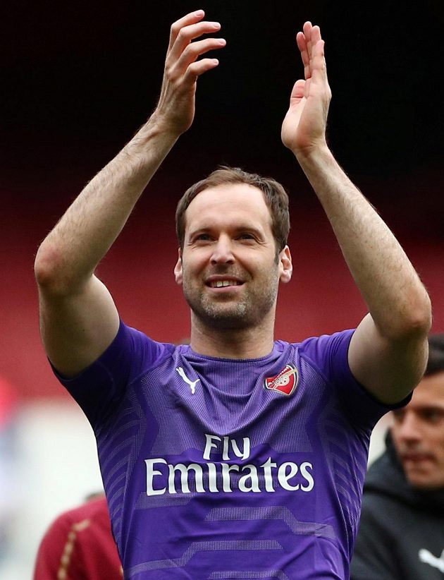 Brankář Petr Čech děkuje potleskem fanouškům fotbalového Arsenalu za podporu, jaké se mu od nich během působení v dresu Gunners dostalo.