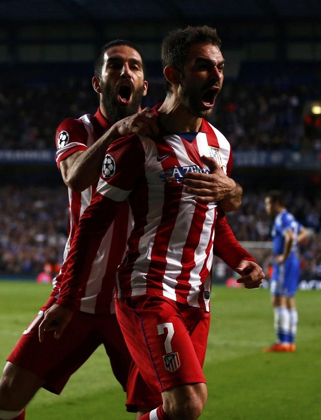 Útočník Atlétika Madrid Adrián López (vpravo) slaví se spoluhráčem Ardou Turanem gól v síti Chelsea.