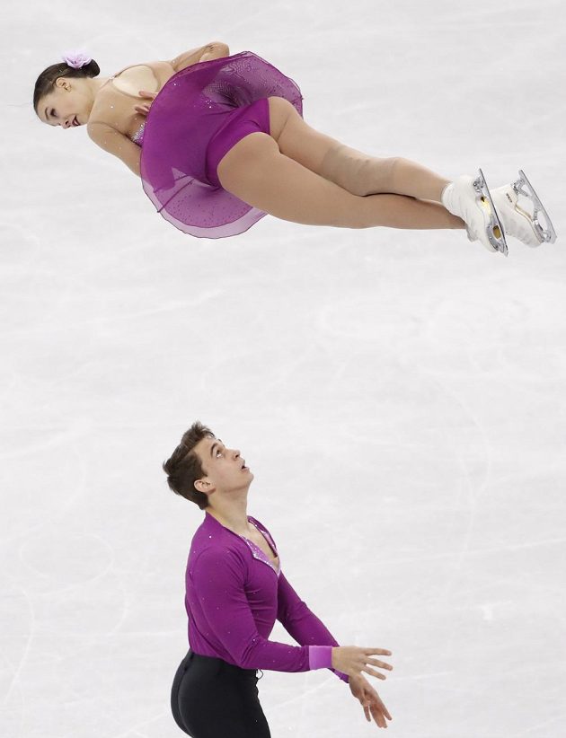 Anna Dušková letí vzduchem při krátkém programu sportovních dvojic na olympiádě v Pchjongčchangu. Do vzduchu ji poslal její krasobruslařský partner Martin Bidař.