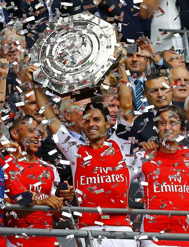 Fotbalisté Arsenalu (zprava) Tomáš Rosický, Mikel Arteta a Alex Oxlade-Chamberlain se radují ze zisku Superpoháru.