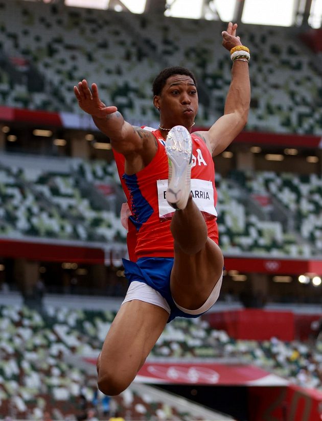 Kubánský dálkař Juan Miguel Echevarría během závodu dálkařů na olympijských hrách v Tokiu.