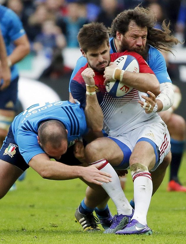 Neprojdeš! Francouz Hugo Bonneval (uprostřed) a divoký Ital Martin Castrogiovanni (vpravo).