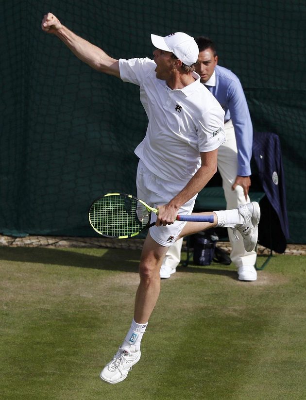 Americký tenista Sam Querrey se raduje z vítězství nad světovou jedničkou Novakem Djokovičem ve třetím kole Wimbledonu.