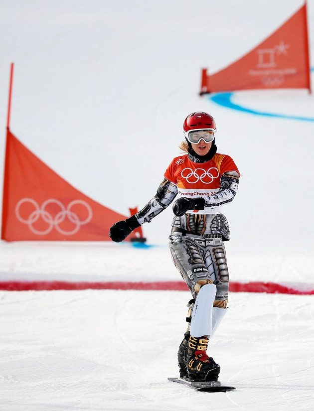 Ester Ledecká v cíli první jízdy kvalifikace paralelního obřího slalomu na ZOH v Pchjončchangu.