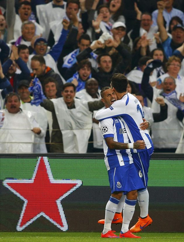Ricardo Quaresma (vlevo) se raduje společně se svým spoluhráčem Hectorem Herrerou z gólu do sítě Bayernu Mnichov.