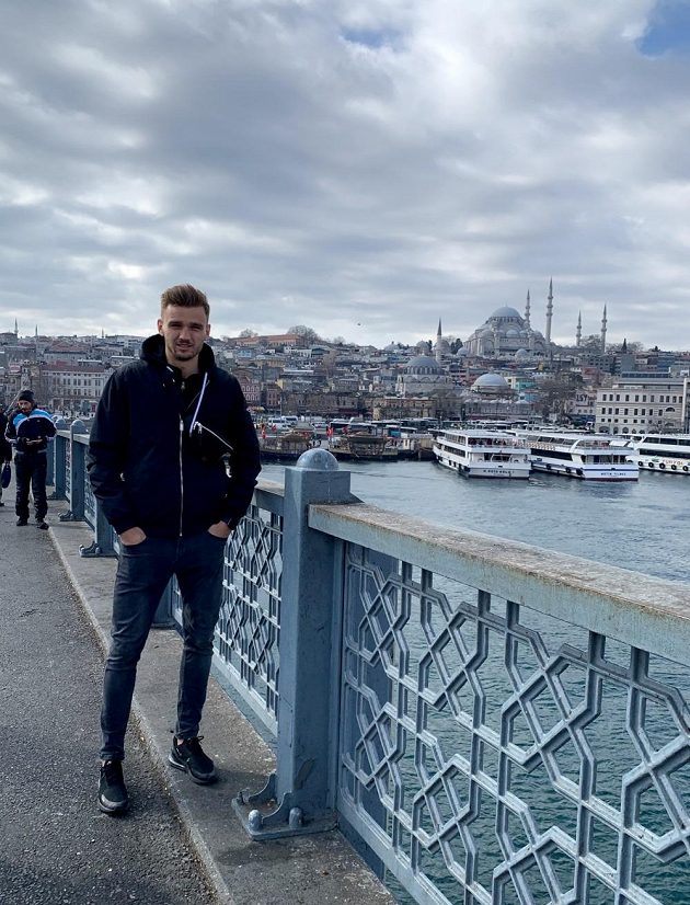 Obránce Kasimpasy Tomáš Břečka na procházce v Istanbulu.