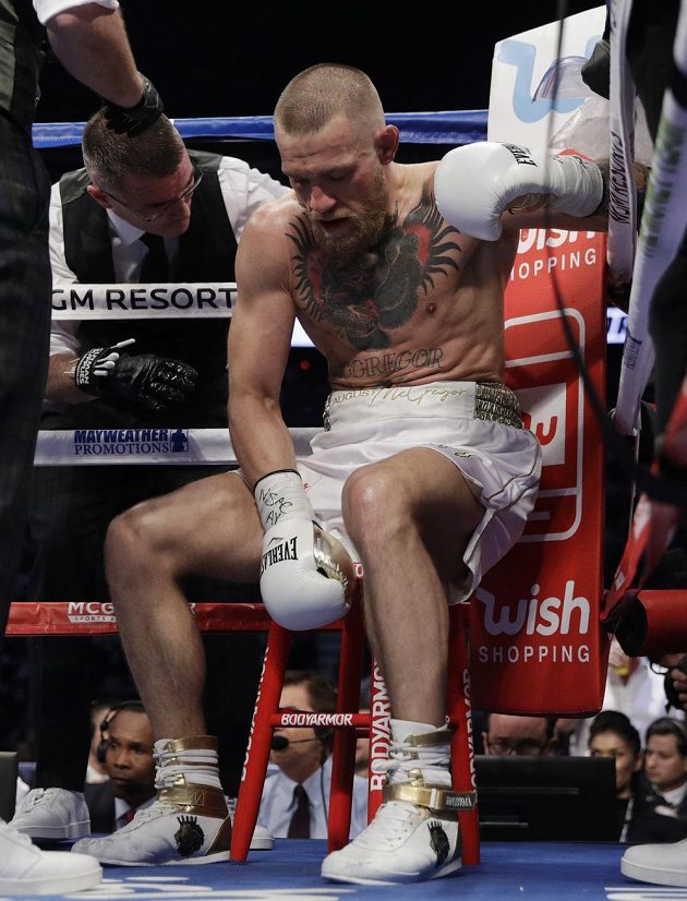 Conor McGregor a únava, v posledních dvou kolech ji pocítil hodně. V 10. kole padl.