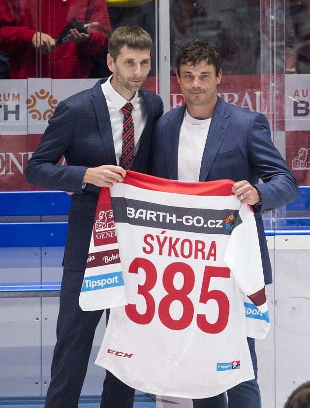 Pardubický klub se před utkáním s Hradcem rozloučil se svým bývalým hráčem Petrem Sýkorou (vpravo). Číslo 385 na dresu je počet branek, které nastřílel v extralize. Vlevo je generální ředitel klubu Martin Sýkora.