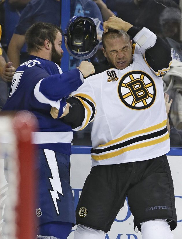 Český obránce Radko Gudas z Tampy si vyšlápl na bostonského Jaromeho Iginlu. Od začátku sezóny NHL je to už jejich druhá bitka.
