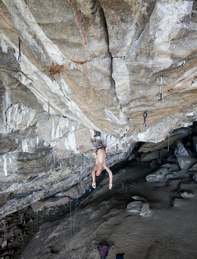Adam Ondra odpočívá v cestě Project Hard.