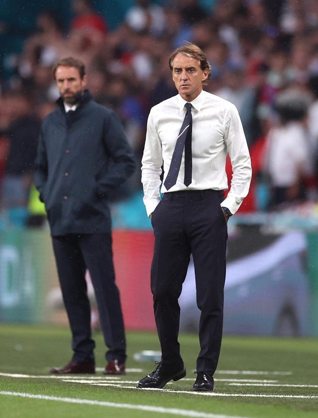 Italský trenér Roberto Mancini (vpravo) a jaho anglický protějšek Gareth Southgate ve finále.