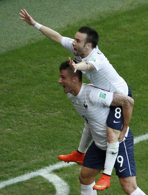 Francouzi Olivier Giroud a Mathieu Valbuena (vpravo) slaví gól proti Švýcarsku.