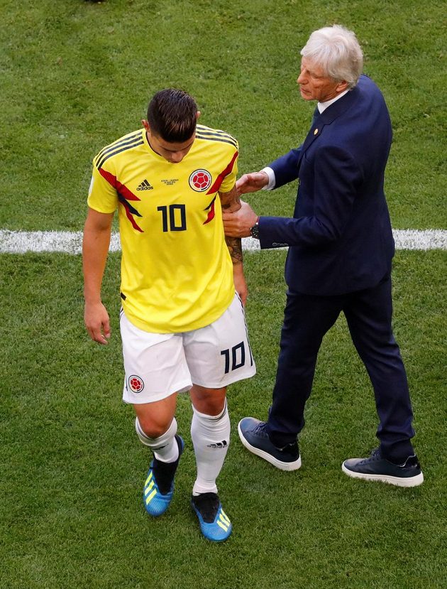 Kolumbijská hvězda James Rodriguez musela střídat během duelu se Senegalem. Vedle něj kouč Jose Pekerman.