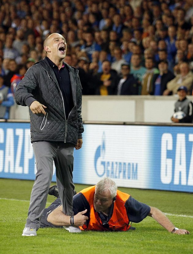 Pořadatel pacifikuje vetřelce na hřišti v odvetě play off Ligy mistrů mezi Bruggami a Manchesterem United.