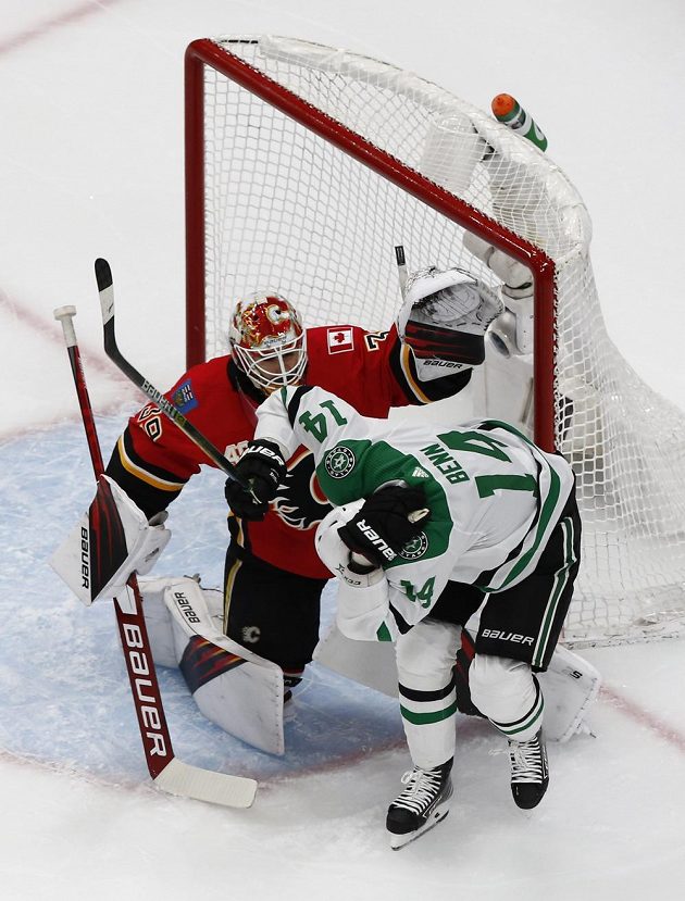Jamie Benn z Dallasu Stars v akci před gólmanem Calgary Flames Camem Talbotem (39).